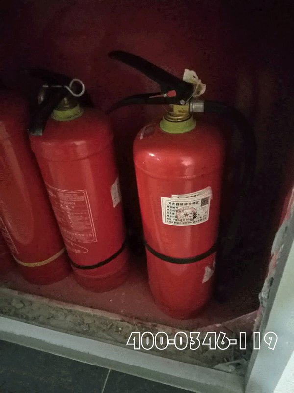 住宅樓內(nèi)堆放垃圾自然引起火災(zāi)物業(yè)承擔(dān)什么責(zé)任？